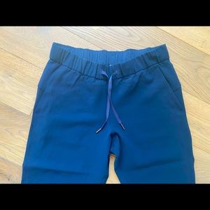 Lululemon On the Fly woven crop pant - navy size 8